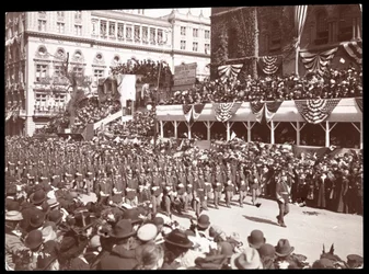 1899年にニューヨークのフィフスアベニューにあるデューイパレードで群衆と行進している軍事グループの様子（銀ゼラチンプリント）